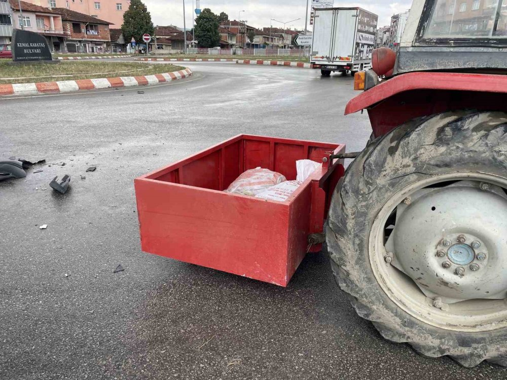 Hafif Ticari Araç İle Traktör Çarpıştı