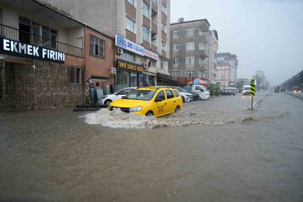 Samsun Sağanağa Teslim: Canik’te Yollar Göle Döndü