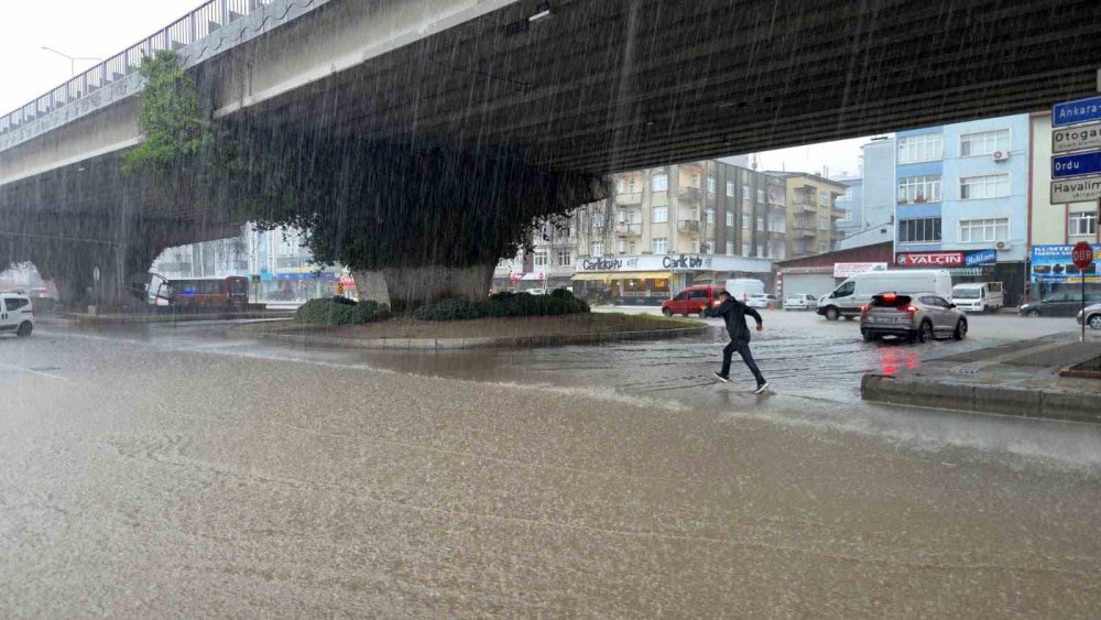 Samsun Sağanağa Teslim: Canik’te Yollar Göle Döndü