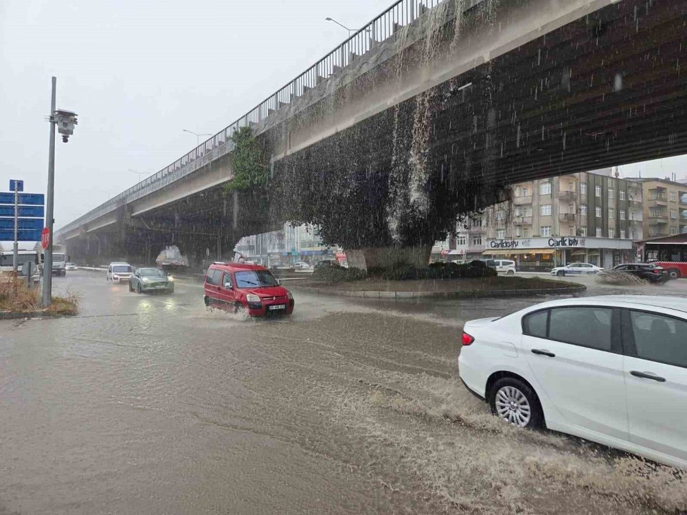 Samsun Sağanağa Teslim: Canik’te Yollar Göle Döndü