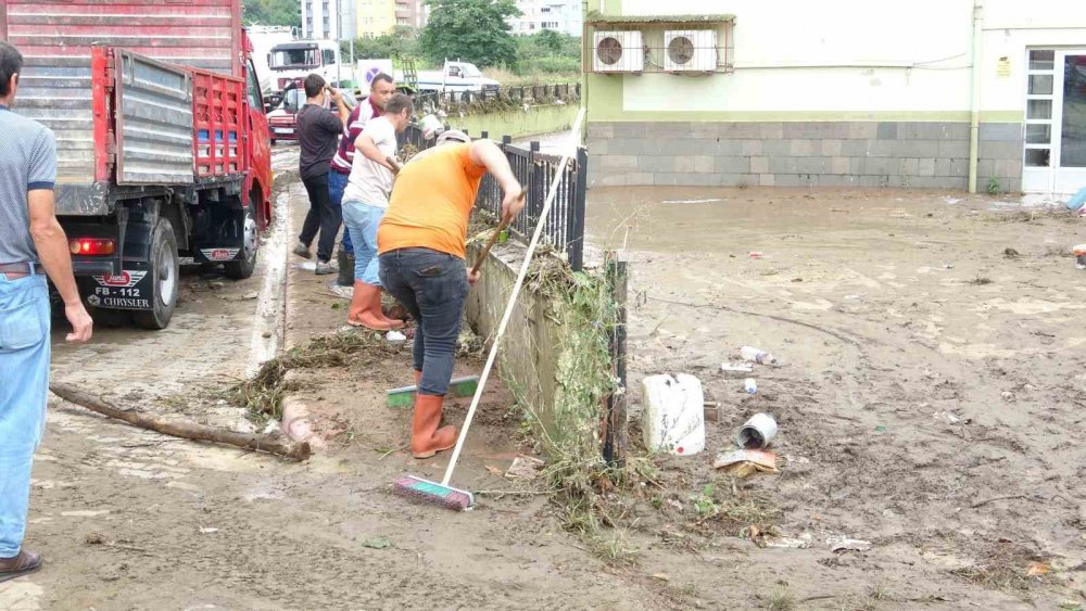 Giresun’da Sel Suları Çekildi, Geriye Çamuru Kaldı