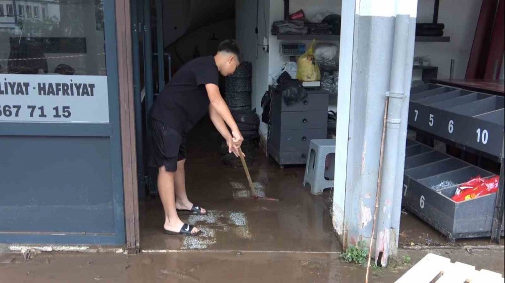Giresun’da Sel Suları Çekildi, Geriye Çamuru Kaldı