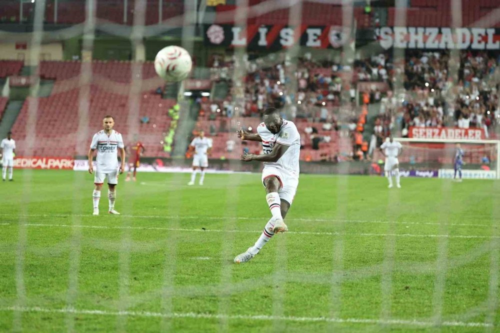 Samsunspor ile Göztepe Gol Düellosunda Yenişemedi: 19 Mayıs Stadyumu'nda Puanlar Paylaşıldı Spot:
