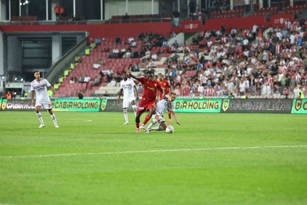 Samsunspor ile Göztepe Gol Düellosunda Yenişemedi: 19 Mayıs Stadyumu'nda Puanlar Paylaşıldı Spot: