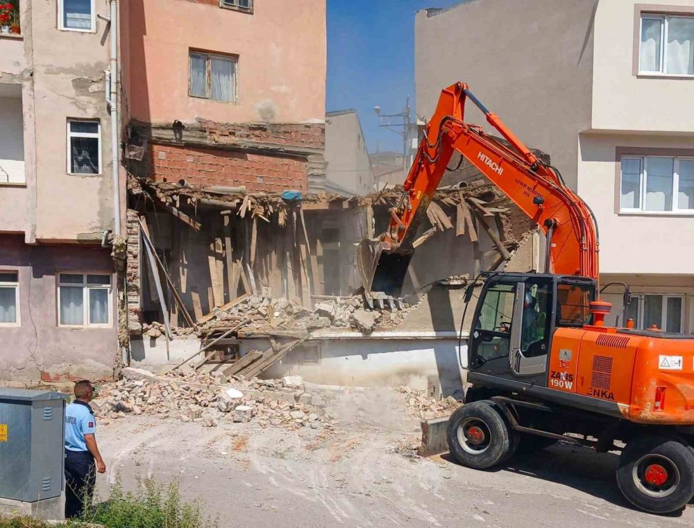Bayburt’ta Metruk Binalar Yıkılıyor