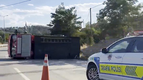 Sinop’ta Bariyere Çarpan Söndürme Aracı Yan Yattı: 1 Yaralı