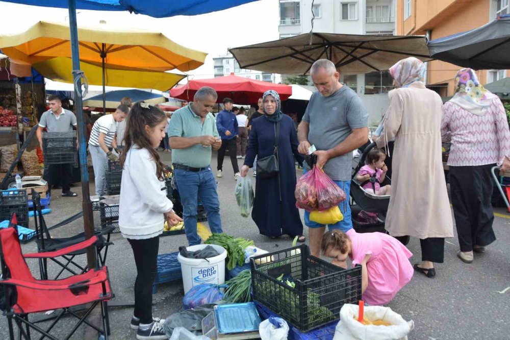Tezgahların En Küçük Pazarcısı: 10 Yaşındaki Azra, Hasta Babasının Eli Ayağı Oldu