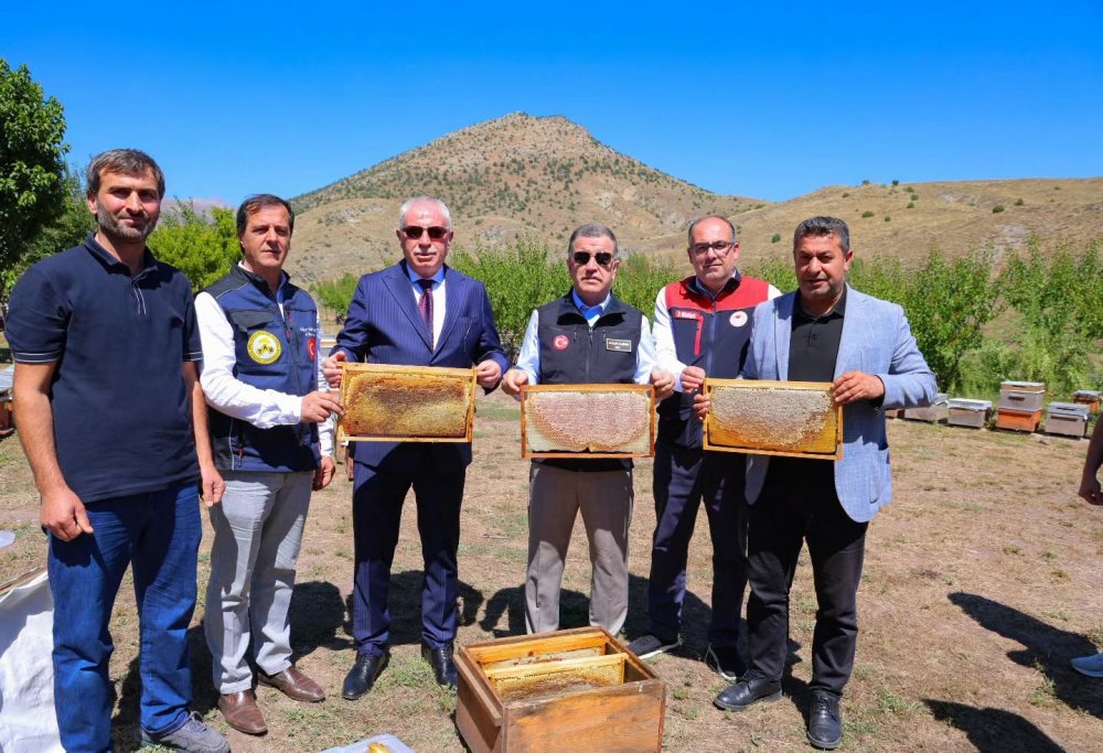 Bayburt’ta 2026 Bal Hasadı Başladı: Vali Eldivan Arıcılarla Bir Araya Geldi
