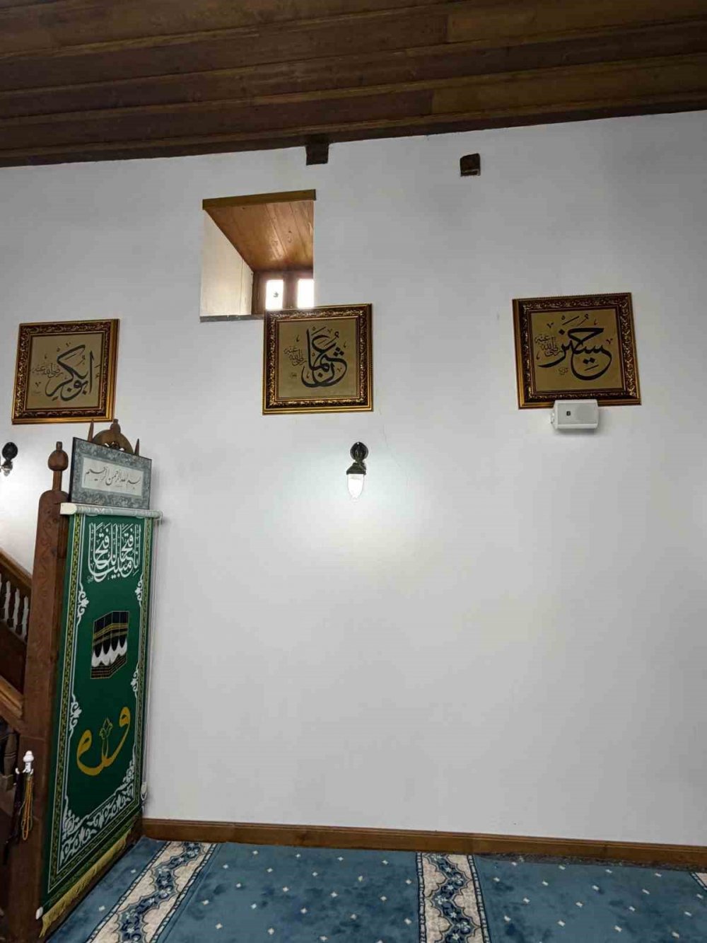 Şavşat’ta Tarihi Cami Osmanlı Tarzı Hatlarla Bezendi