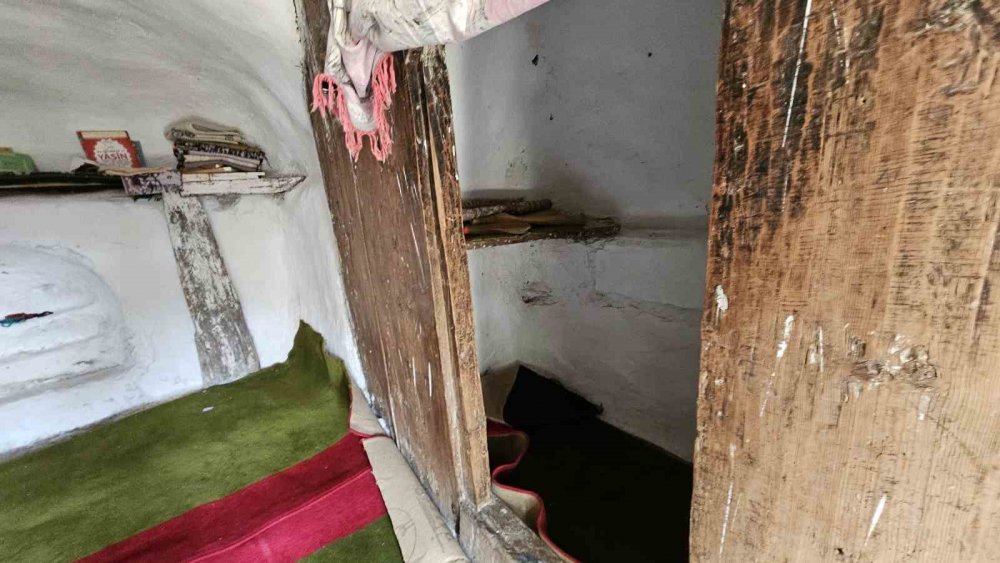 Boyabat’ta Kayanın Altındaki Türbe Görenleri Şaşırtıyor