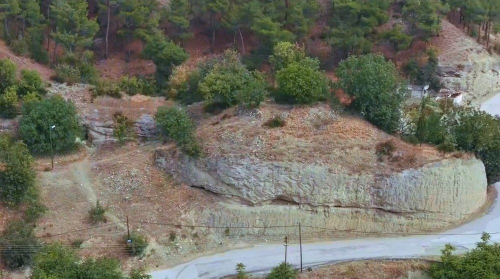 Boyabat’ta Kayanın Altındaki Türbe Görenleri Şaşırtıyor