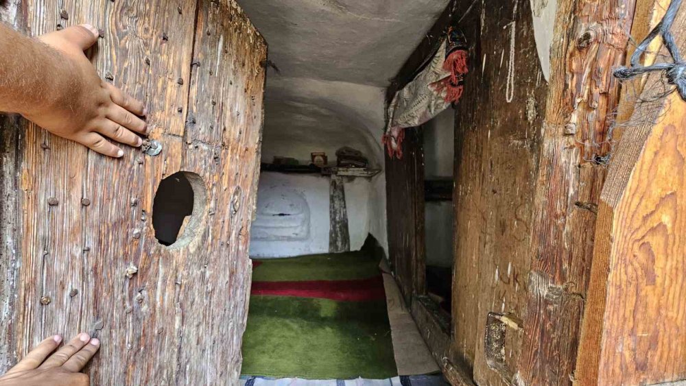 Boyabat’ta Kayanın Altındaki Türbe Görenleri Şaşırtıyor