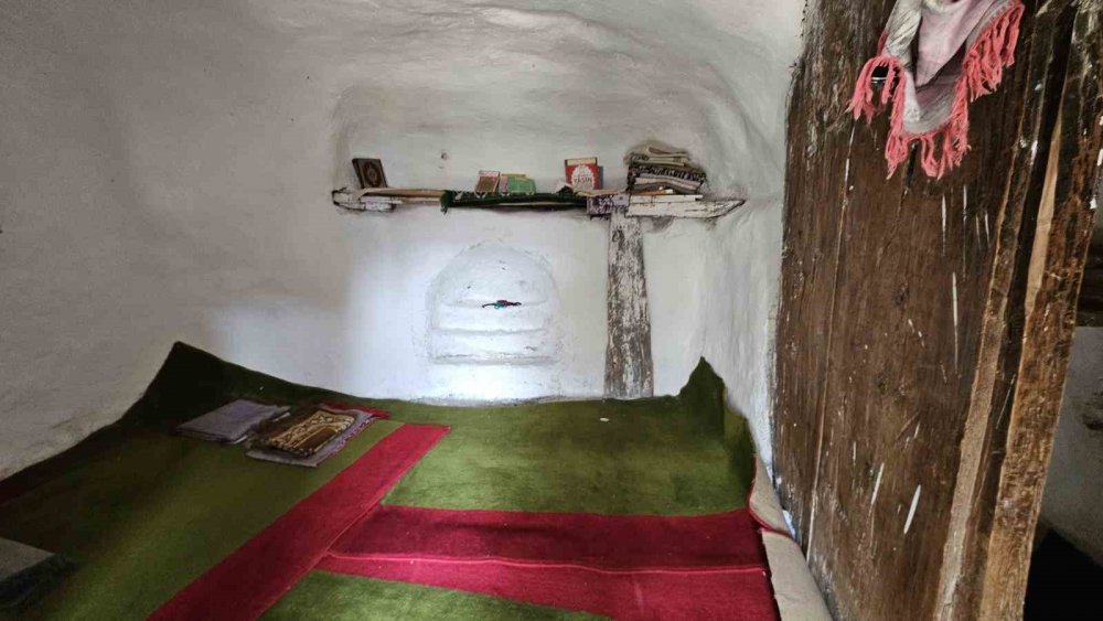 Boyabat’ta Kayanın Altındaki Türbe Görenleri Şaşırtıyor