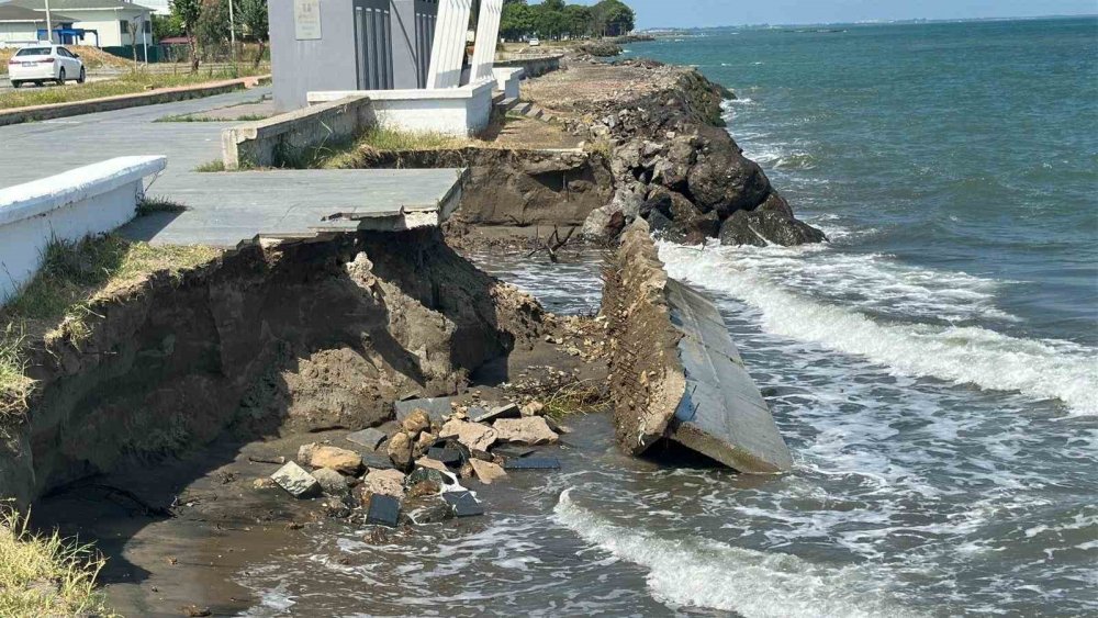 Samsun’da Kıyı Erozyonu Yola Kadar Ulaştı, Yapıları Tehdit Ediyor
