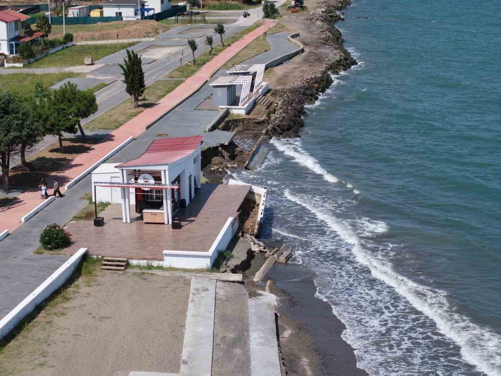 Samsun’da Kıyı Erozyonu Yola Kadar Ulaştı, Yapıları Tehdit Ediyor