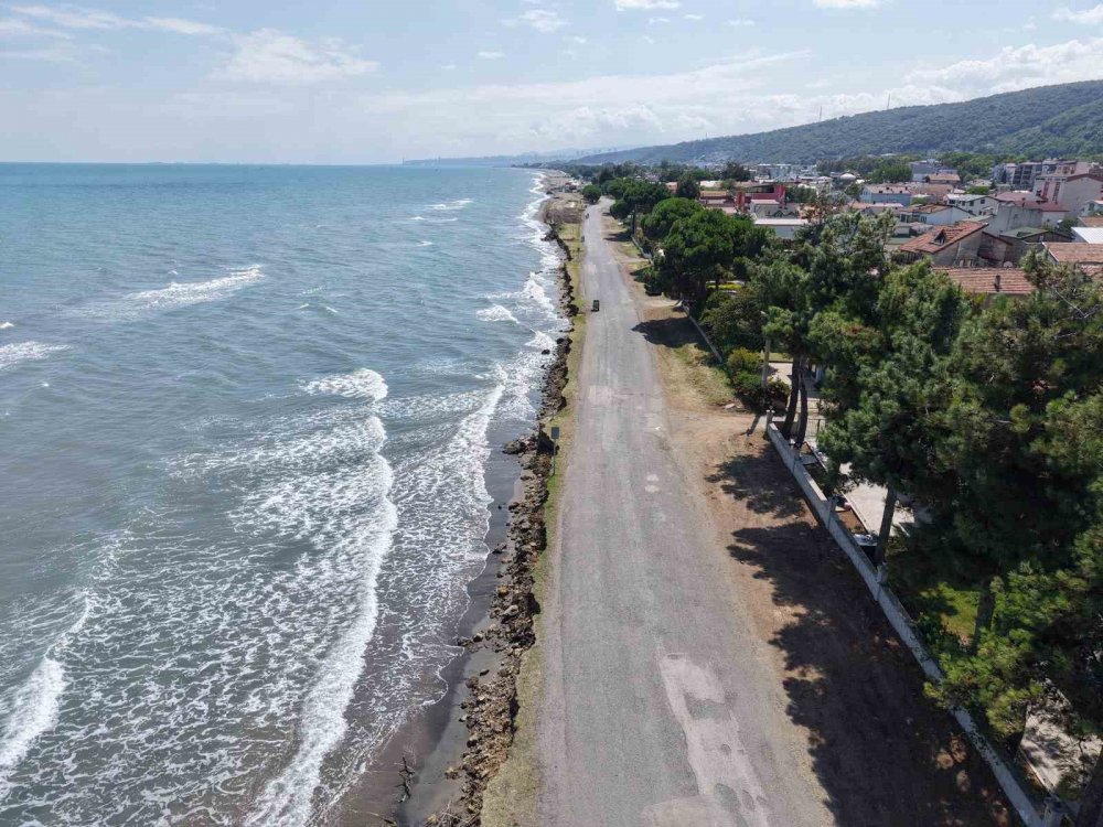 Samsun’da Kıyı Erozyonu Yola Kadar Ulaştı, Yapıları Tehdit Ediyor