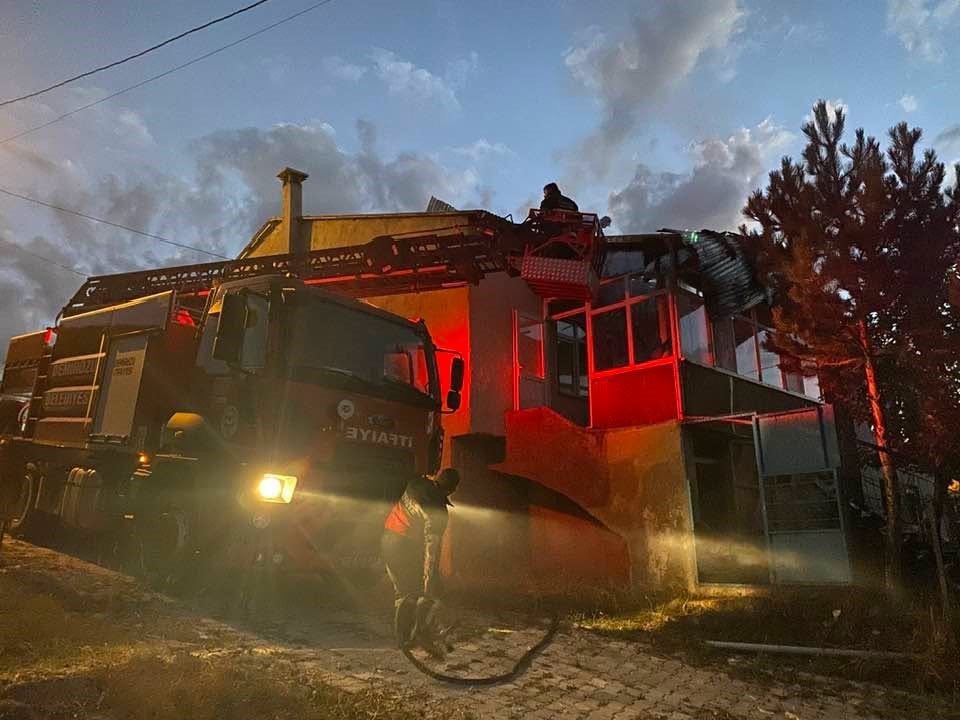 Damlıca Köyünde Çatı Yangını Büyümeden Söndürüldü
