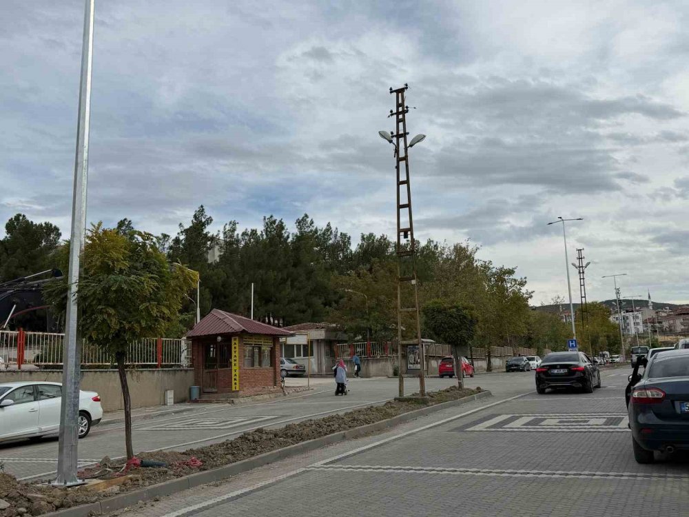 Boyabat’ta Elektrik Hatları Yer Altına Alındı, Yeni Aydınlatma Direkleri Dikildi