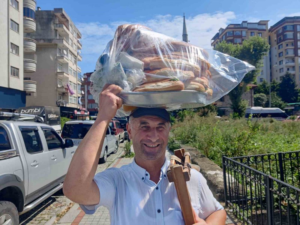 Rize sokaklarının 34 yıllık “Sandviççi ağabeyi”: Ekmeğini başının üstünde taşıyor