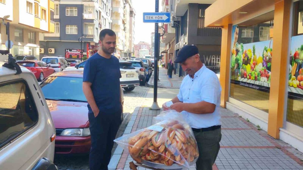 Rize sokaklarının 34 yıllık “Sandviççi ağabeyi”: Ekmeğini başının üstünde taşıyor