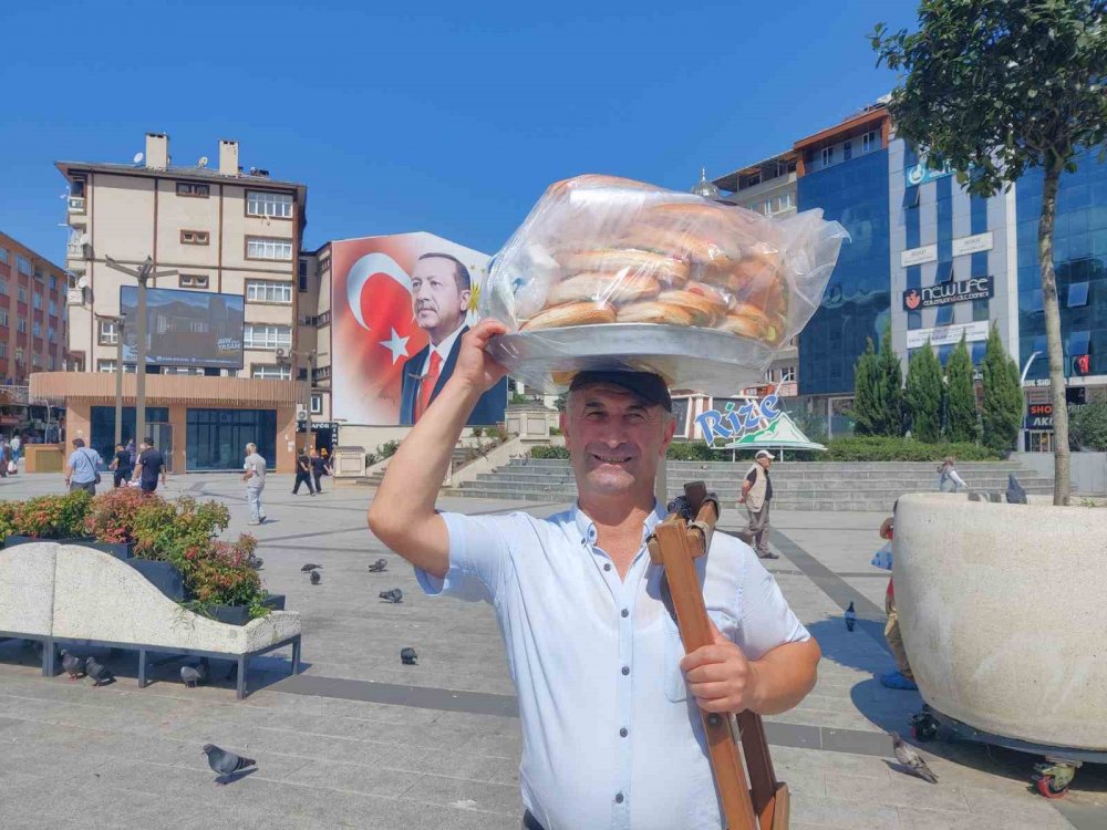 Rize sokaklarının 34 yıllık “Sandviççi ağabeyi”: Ekmeğini başının üstünde taşıyor