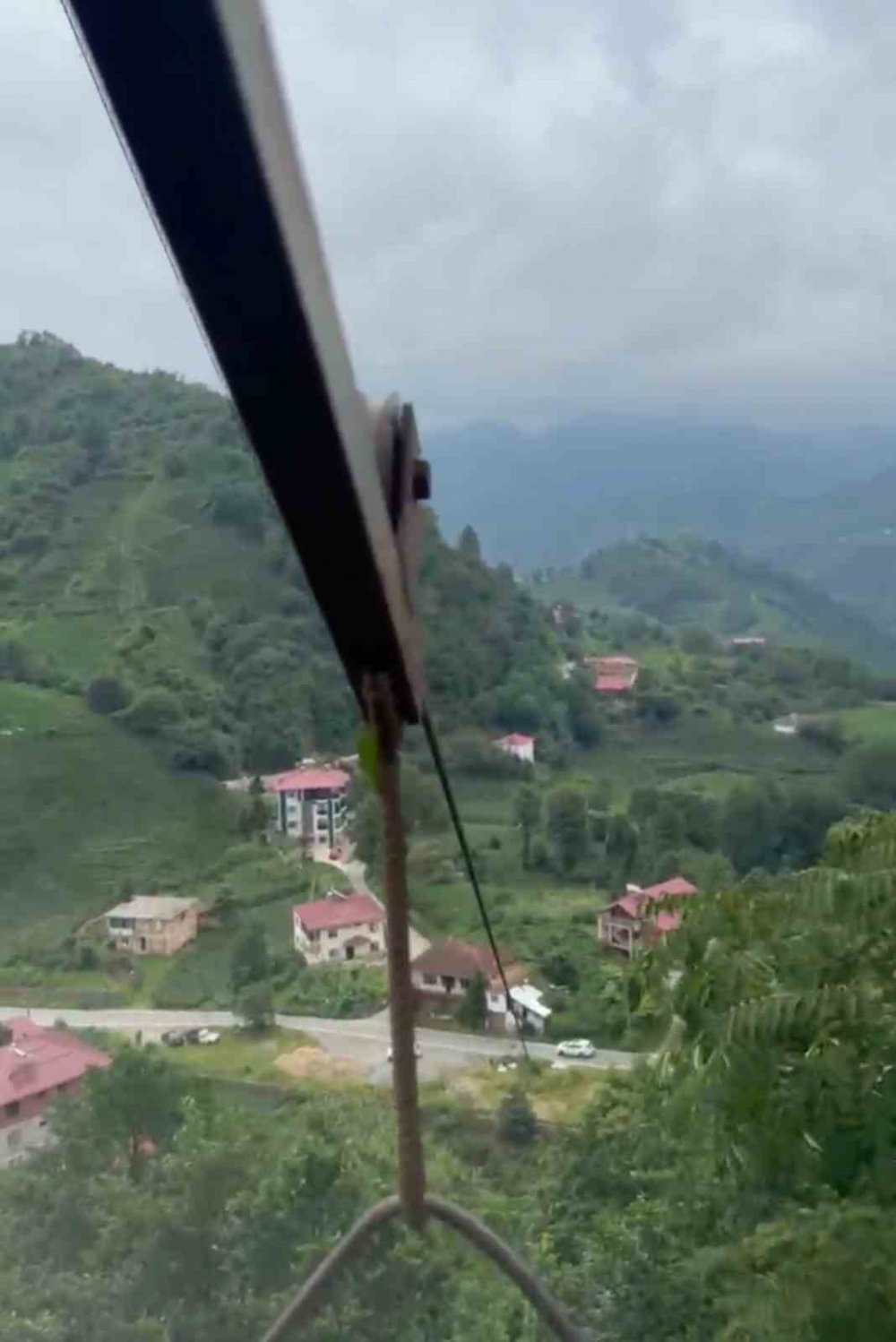 Rize’de İlkel Teleferikle Tehlikeli Yolculuk: “Uludağ’dakinden Daha Heyecanlı”