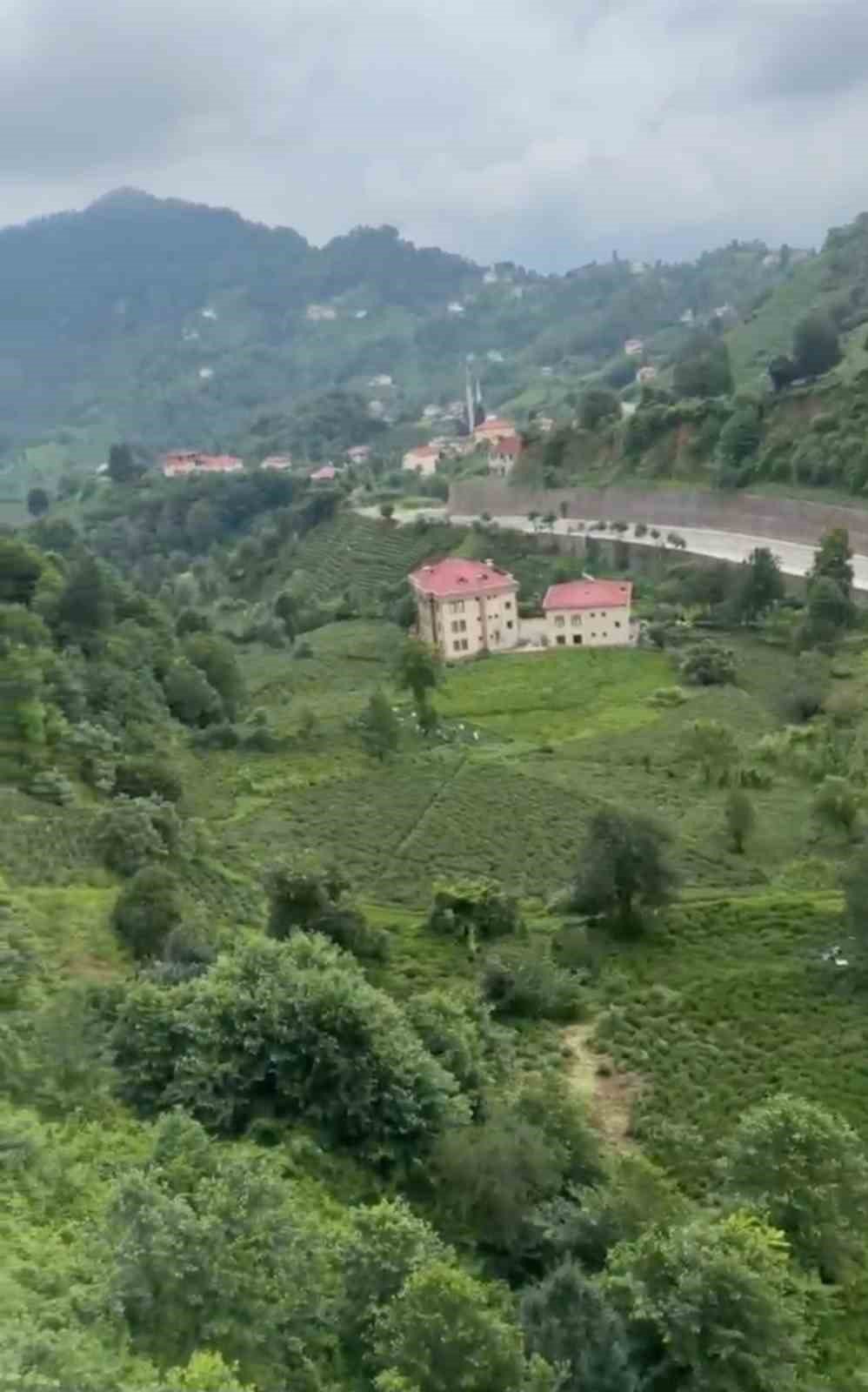 Rize’de İlkel Teleferikle Tehlikeli Yolculuk: “Uludağ’dakinden Daha Heyecanlı”