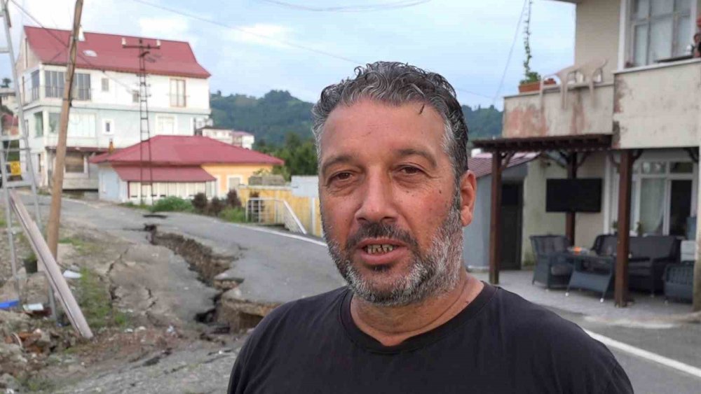 Rize İyidere’de yol 60 santimetre çöktü: “Sabaha kadar nöbet tuttuk”