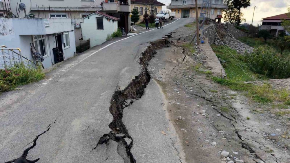 Rize İyidere’de yol 60 santimetre çöktü: “Sabaha kadar nöbet tuttuk”