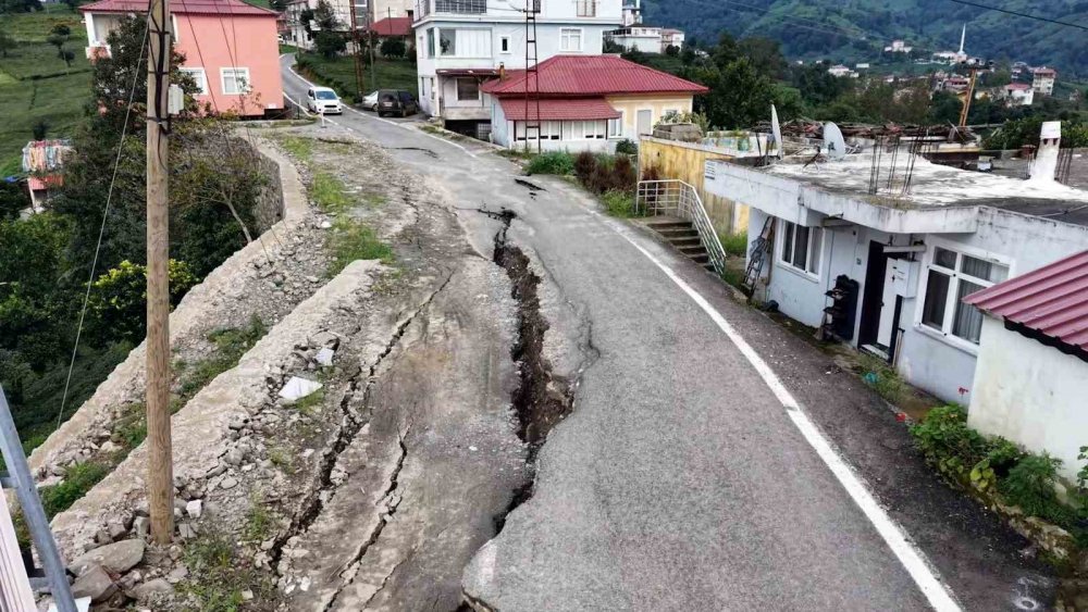 Rize İyidere’de yol 60 santimetre çöktü: “Sabaha kadar nöbet tuttuk”