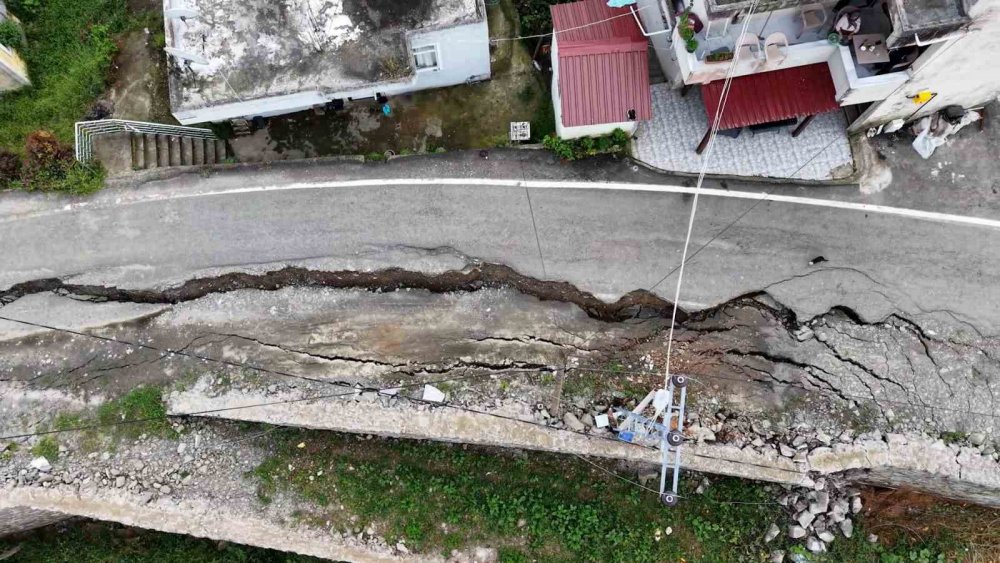 Rize İyidere’de yol 60 santimetre çöktü: “Sabaha kadar nöbet tuttuk”