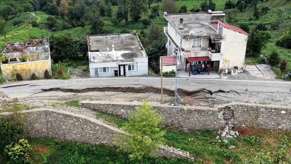 Rize İyidere’de yol 60 santimetre çöktü: “Sabaha kadar nöbet tuttuk”