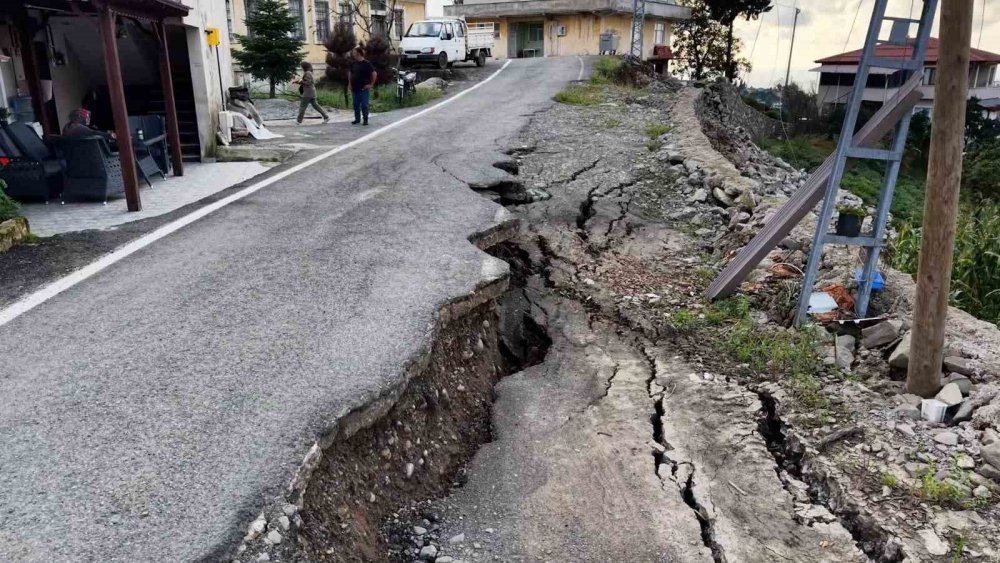 Rize İyidere’de yol 60 santimetre çöktü: “Sabaha kadar nöbet tuttuk”