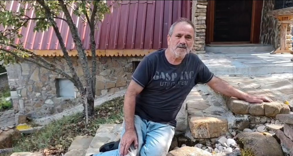 Bahçesine Gelen Tilki İle Dost Oldu