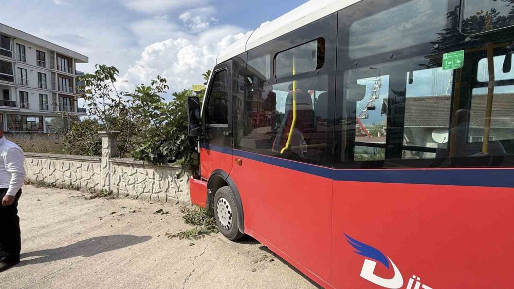 Köpeğe Çarpmamak İçin Manevra Yapan Halk Otobüsü Duvara Çarptı