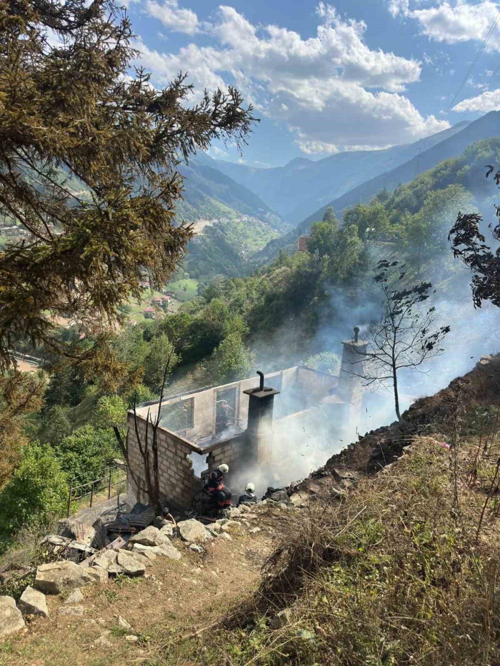 Çıkan Yangında Ev Yanarak Kül Oldu
