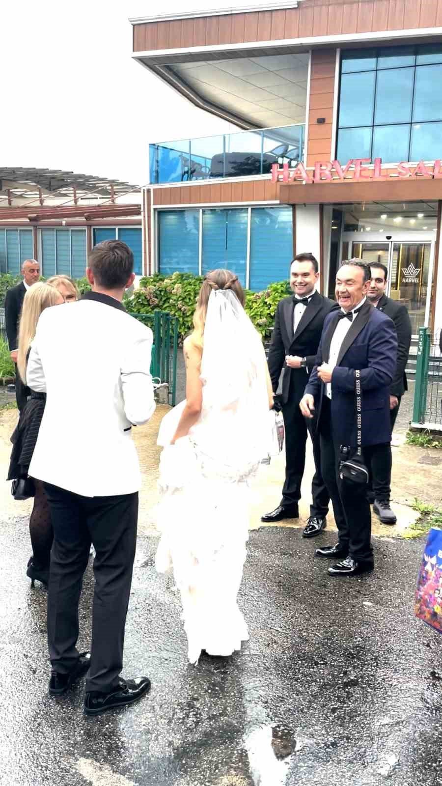 Rize’de gelin arabası yerine minibüse bindiler: Düğüne hep birlikte gittiler
