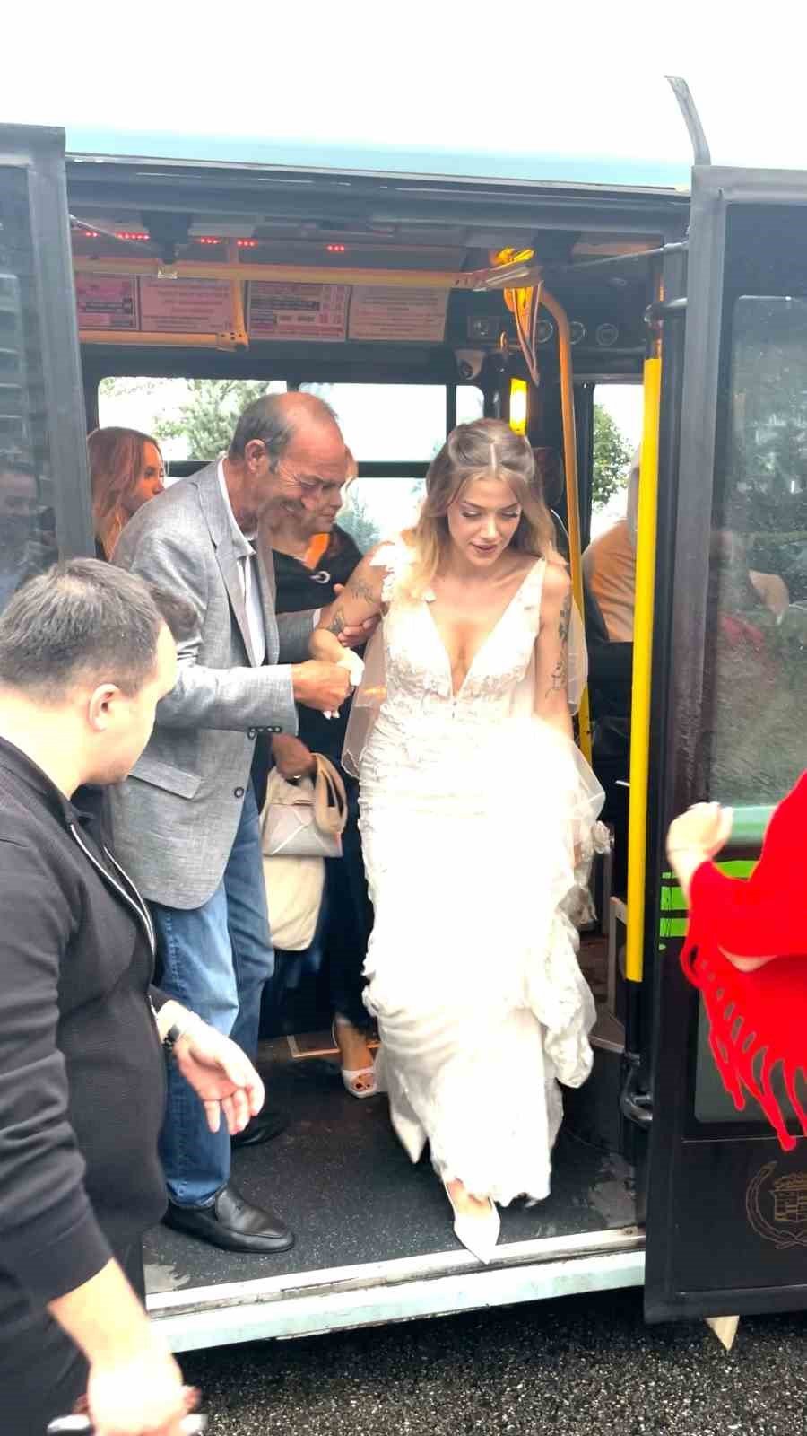 Rize’de gelin arabası yerine minibüse bindiler: Düğüne hep birlikte gittiler