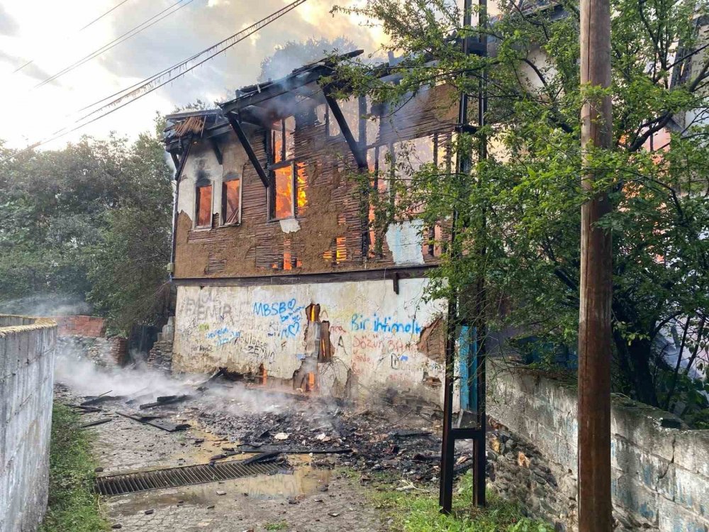 Boyabat’ta 3 Katlı Ahşap Ev Alevlere Teslim Oldu