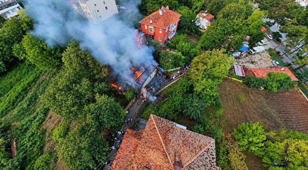 Boyabat’ta 3 Katlı Ahşap Ev Alevlere Teslim Oldu