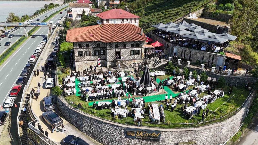 Saral Ailesi Yemekte Bir Araya Geldi