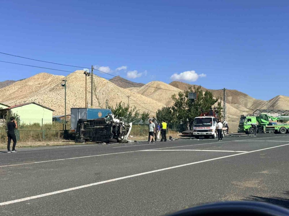 Oltu-ardahan Yolunda Feci Kaza: 2’si Ağır 3 Yaralı