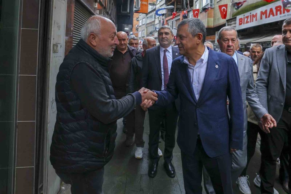 Özgür Özel Pazar esnafını ziyaret etti, İyidere’ye uğramadı