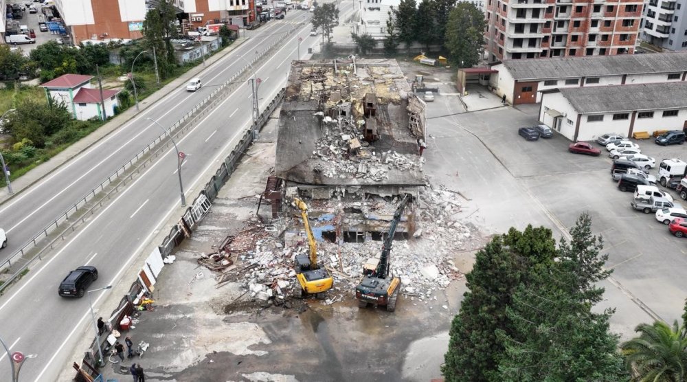 Rize’de 50 Yıllık Binalar İçin Yıkım Başladı