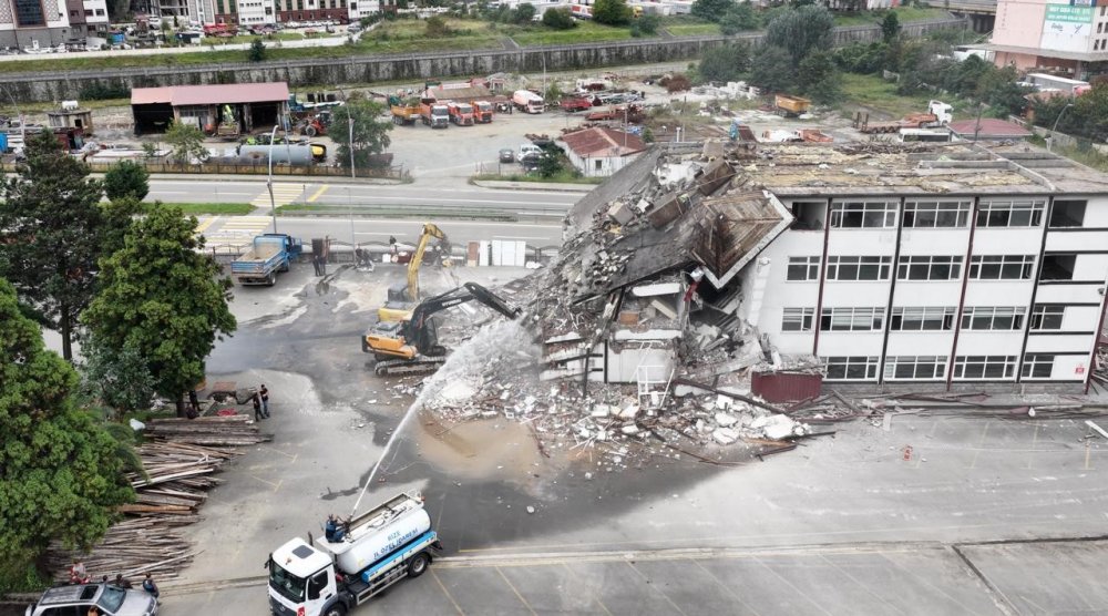Rize’de 50 Yıllık Binalar İçin Yıkım Başladı