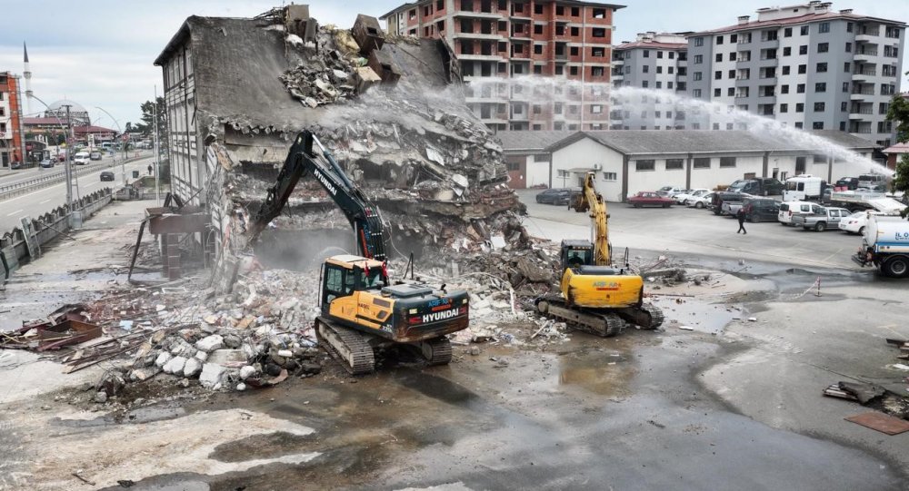 Rize’de 50 Yıllık Binalar İçin Yıkım Başladı