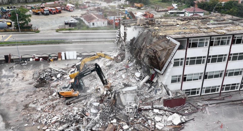Rize’de 50 Yıllık Binalar İçin Yıkım Başladı