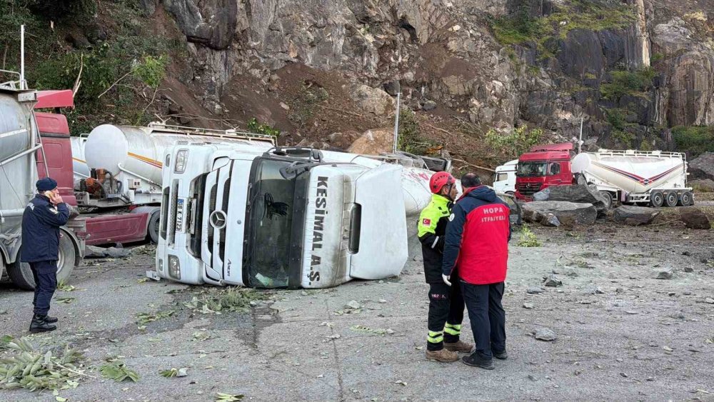 Artvin Hopa’da Facia! Dev Kaya Parçaları Tır Parkına Düştü: 1 Kişi Hayatını Kaybetti