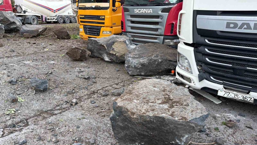 Artvin Hopa’da Facia! Dev Kaya Parçaları Tır Parkına Düştü: 1 Kişi Hayatını Kaybetti