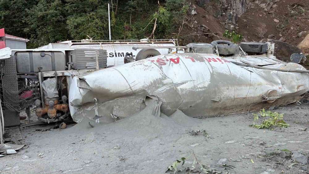 Artvin Hopa’da Facia! Dev Kaya Parçaları Tır Parkına Düştü: 1 Kişi Hayatını Kaybetti